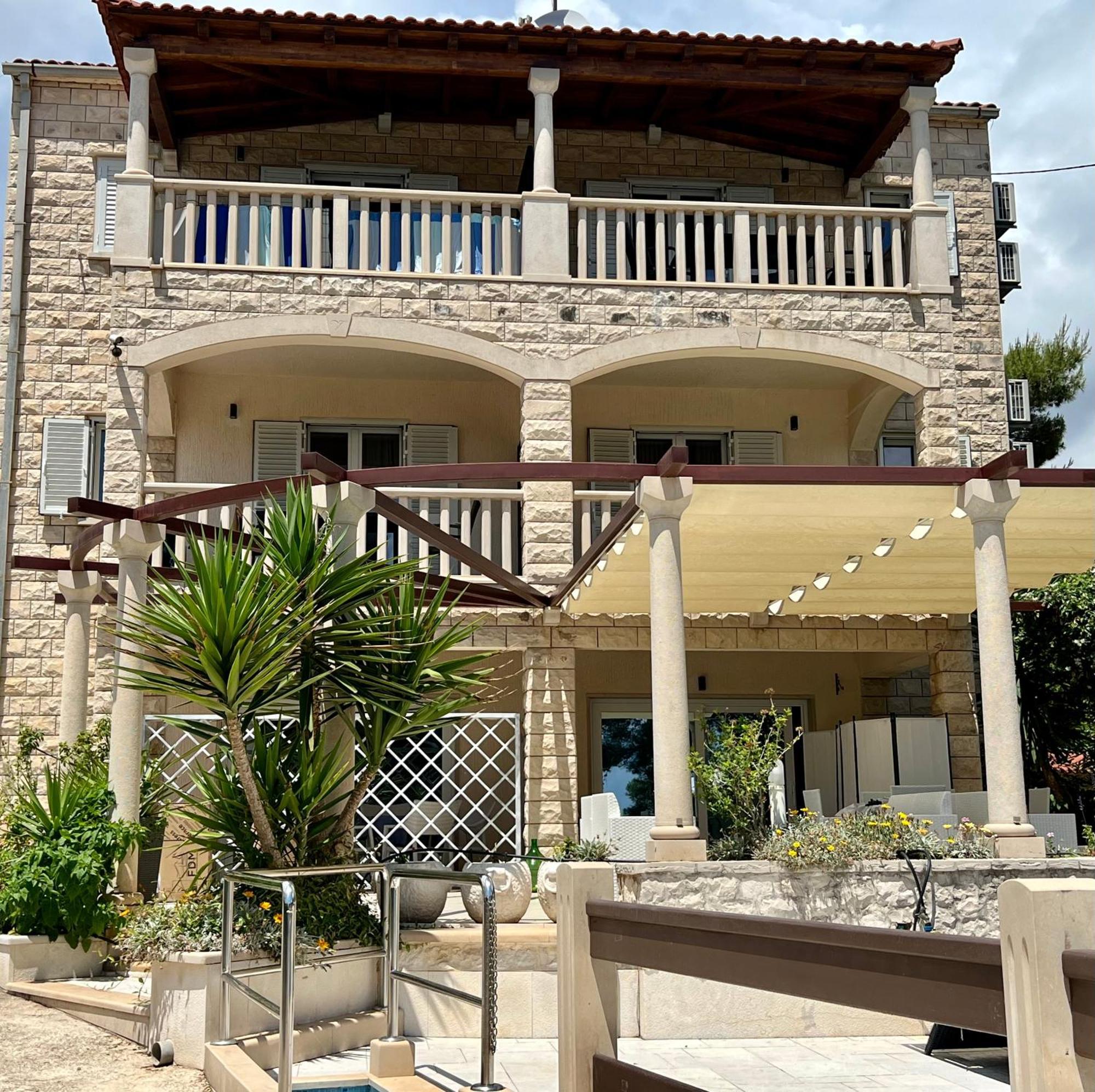 Vera Seafront Sumartin